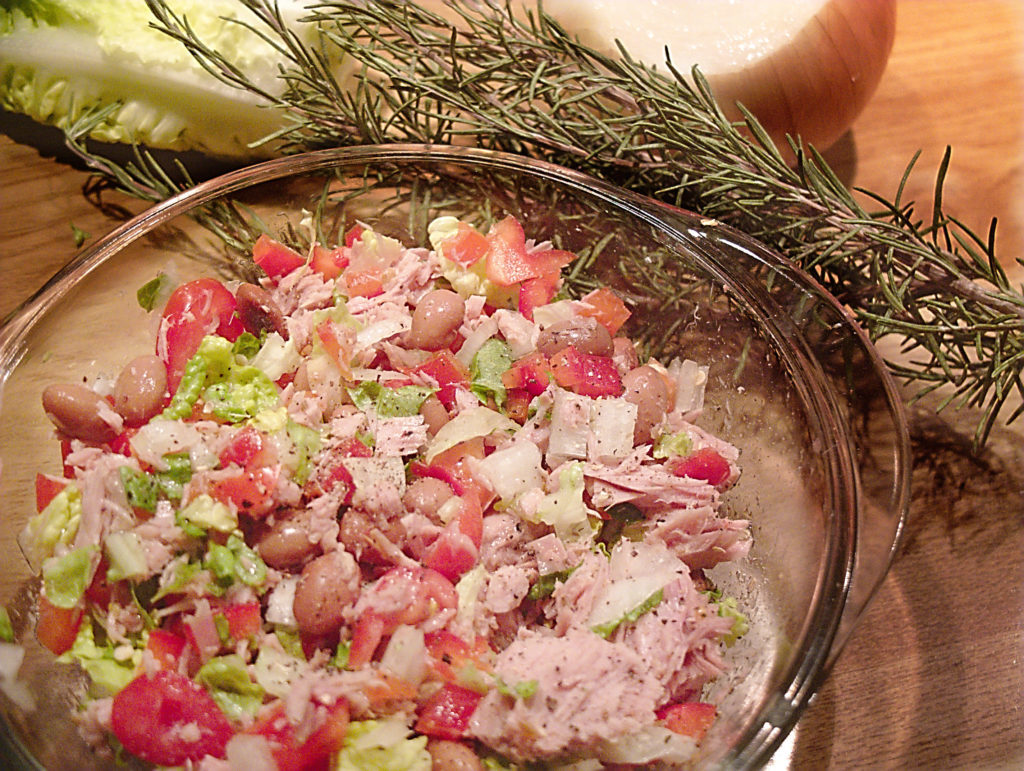 Thunfischsalat mit Paprika, Bohnen und Zwiebeln - topfkieker.de