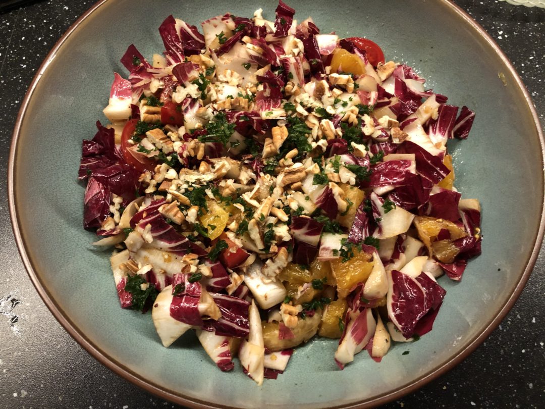 Winterlicher Radicchio-Orangen-Salat mit Nüssen - topfkieker.de